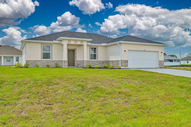 Building Photo - ** 3 + Den Home in NW Cape ~ 2 Car Garage **