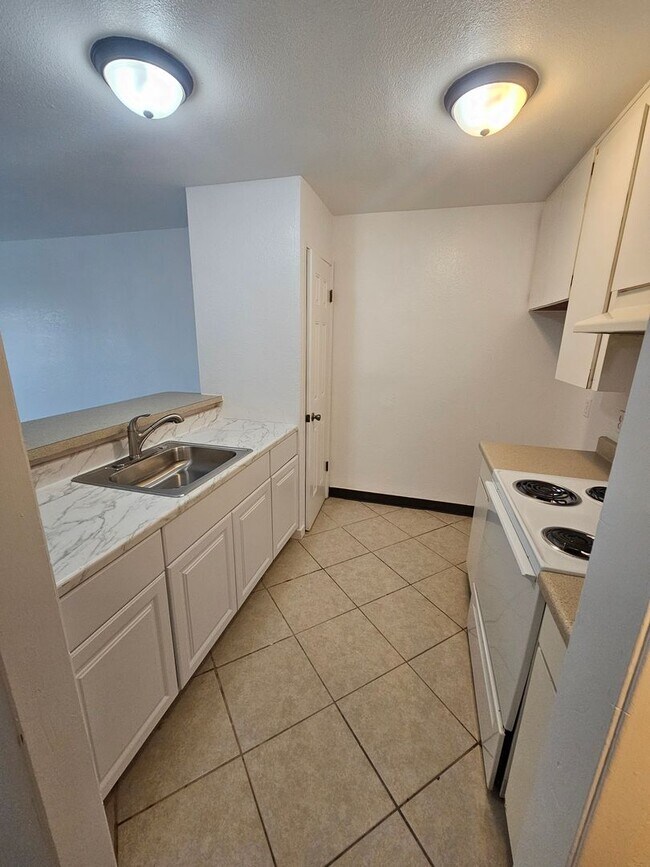 Building Photo - Downstairs 1 Bedroom 1 Bath Apartment in Orland!