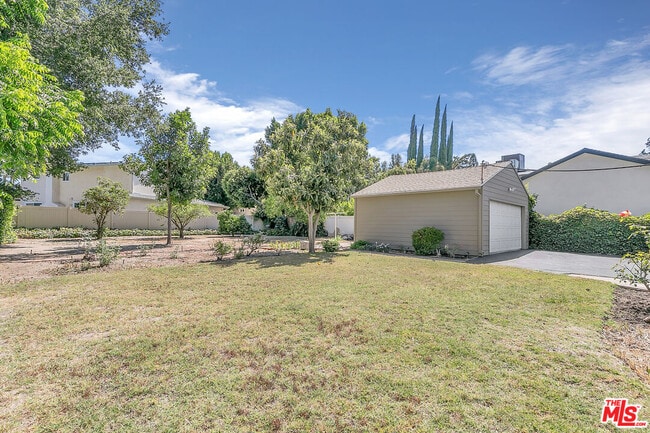 Building Photo - 15436 Camarillo St