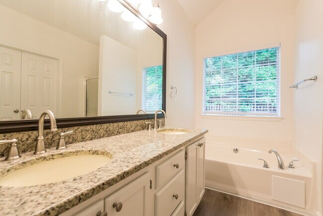 Building Photo - 520 Brooksdale Dr