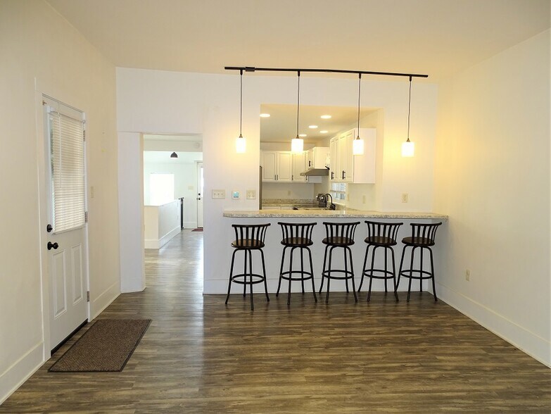 Building Photo - 783 E Main St