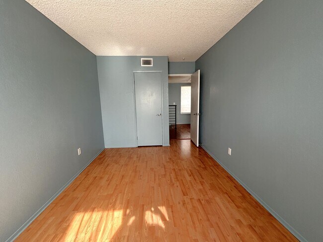 Building Photo - 1924 Hawaii St