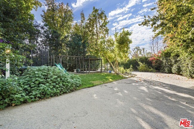 Building Photo - 23057 Sylvan St