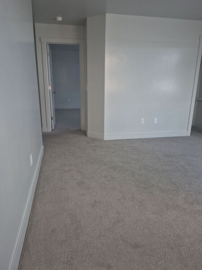 Building Photo - 4051 Cerro Wy