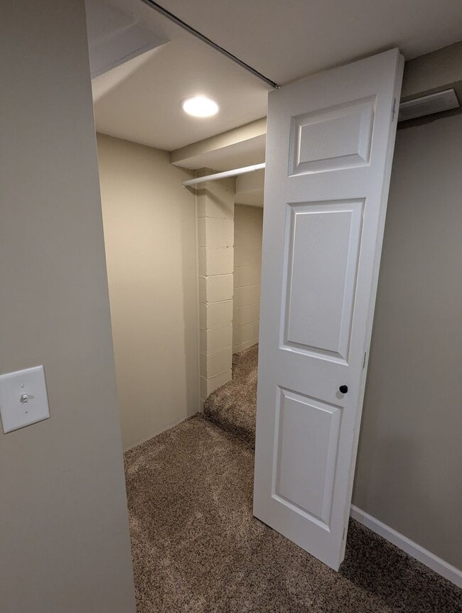 Building Photo - Charming & Spacious Home in the Heart of Richfield
