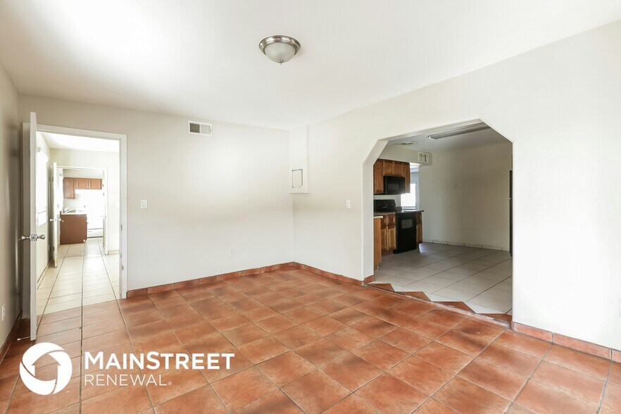 Building Photo - 7721 W Whitton Ave