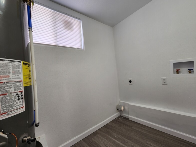 Laundry room - 405 Perry Ave