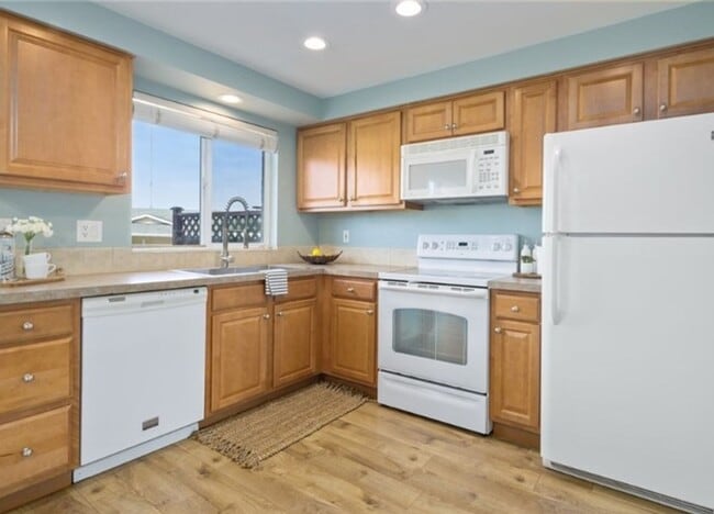 Building Photo - Updated 2 bedroom Townhome - W/S & Garbage...