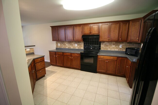 Building Photo - Willow Bend Home. 1st Floor Primary Bedroo...