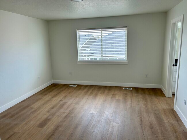 Building Photo - 1084 W 200 N