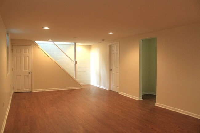 Building Photo - 63 Pine Ct