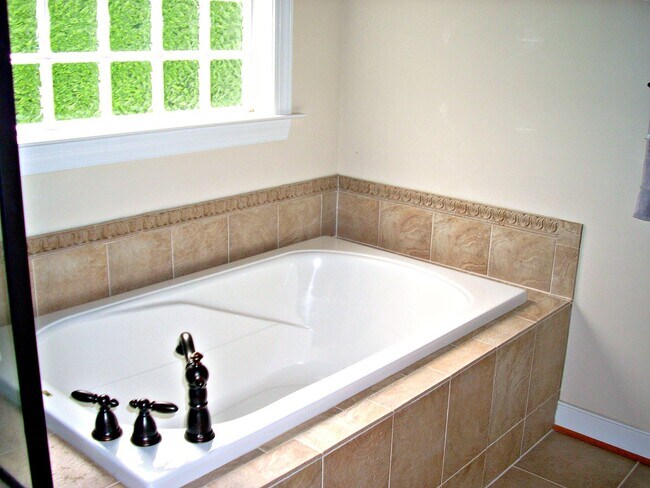 Building Photo - 3-4 BR / 2.5 BA Lovely Two-Story in The Highlands