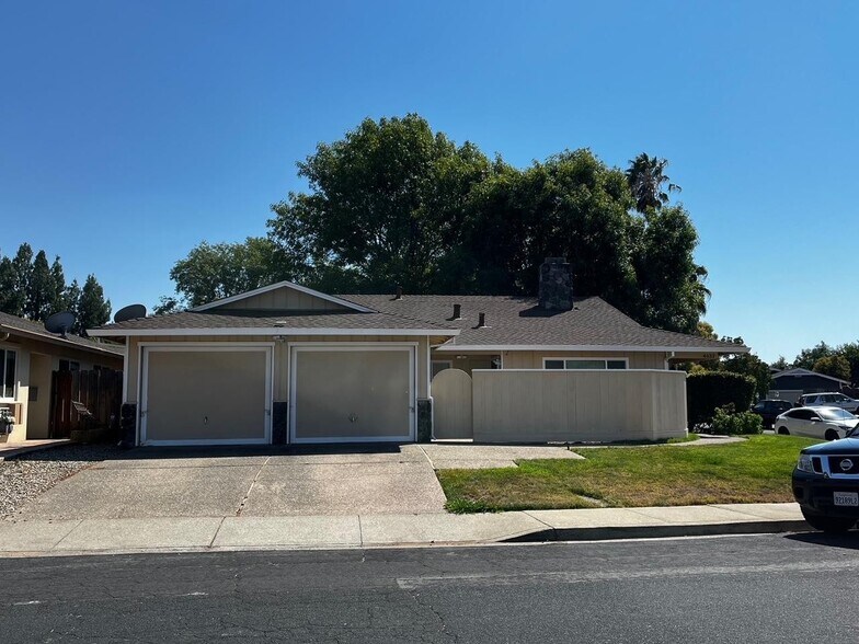 DRIVEWAY GARAGE - 4632 Rishell Ct