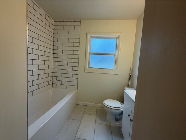 Building Photo - 1060 Loekes Dr