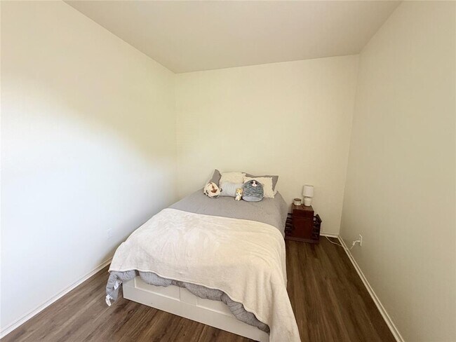 Building Photo - 2805 Feathercrest Dr