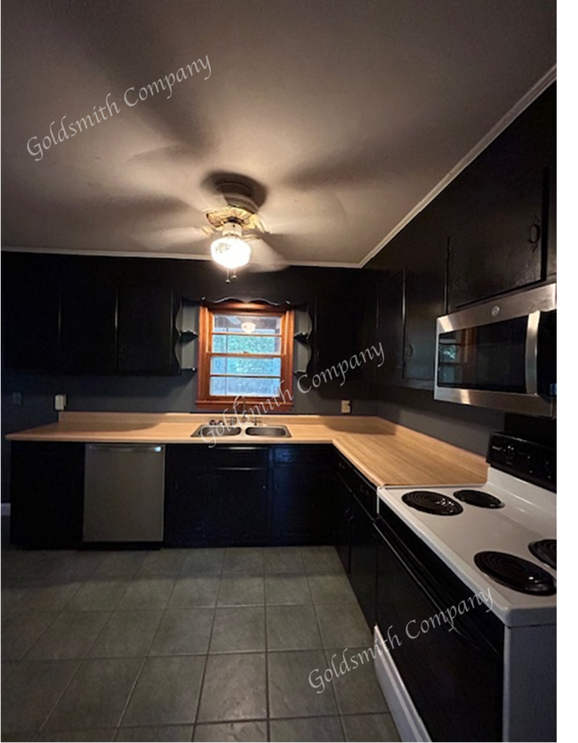 Building Photo - 9 Sedgefield Dr