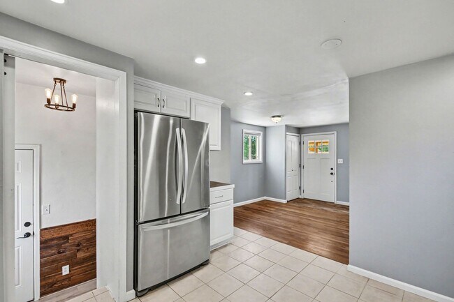 Building Photo - Updated 5 Bed House w/ Central AC & Fenced Backyard