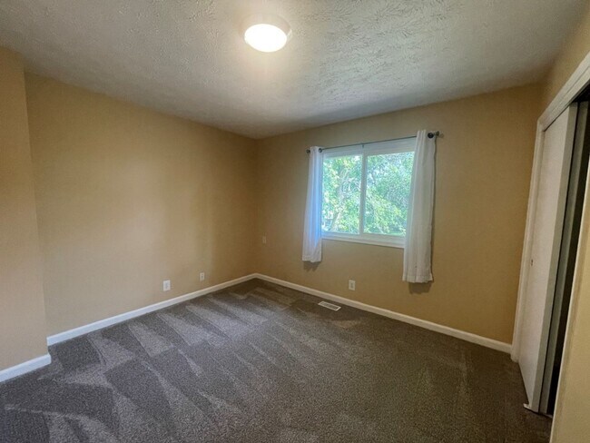 Building Photo - Bellevue Home For Rent!