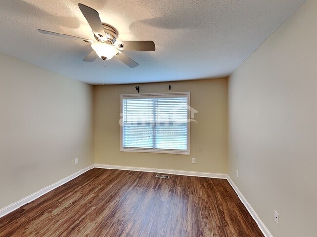 Building Photo - 490 Hemhill Dr