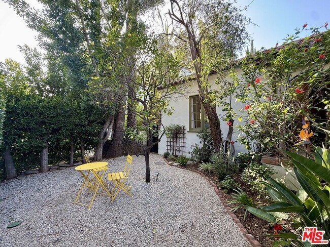 Building Photo - 951 N Martel Ave