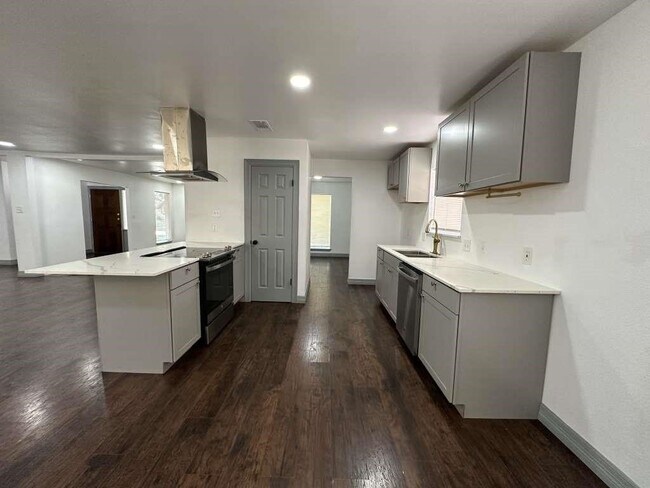 Building Photo - 5850 Paisley St