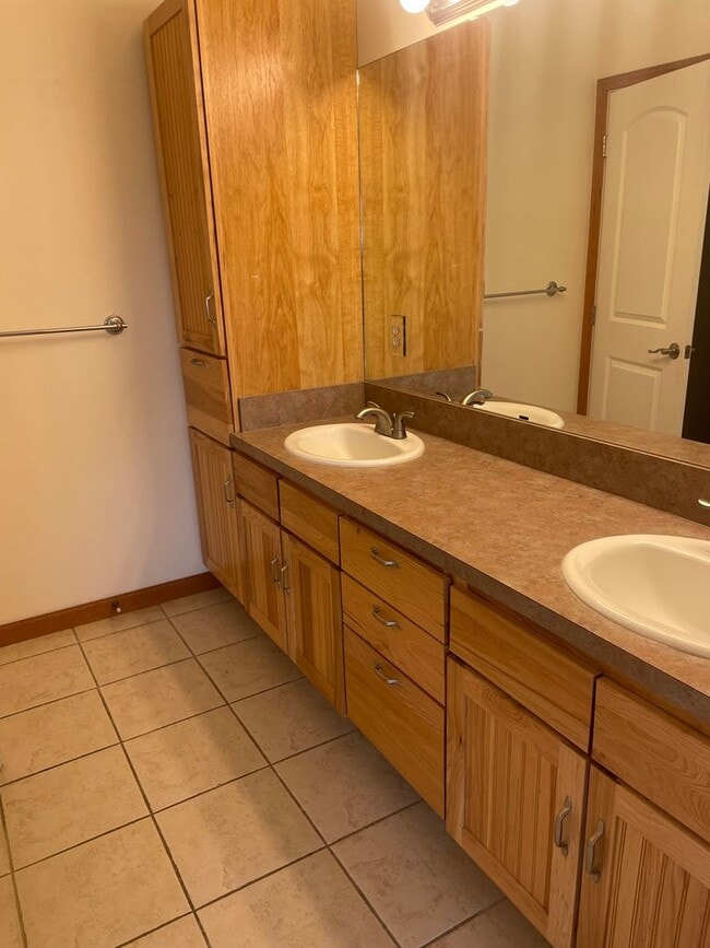 Building Photo - Spacious east side home