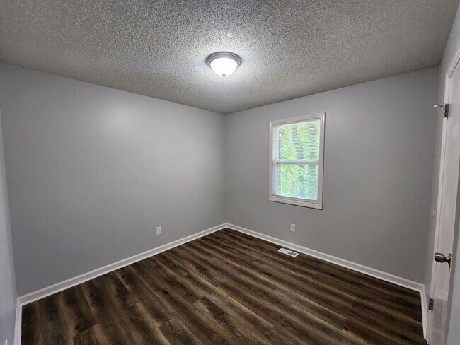 Building Photo - 709 W Creek Cir