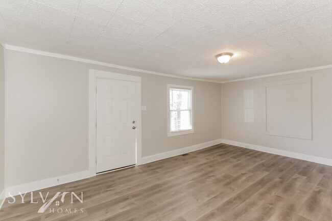 Building Photo - Cute, cozy and comfortable