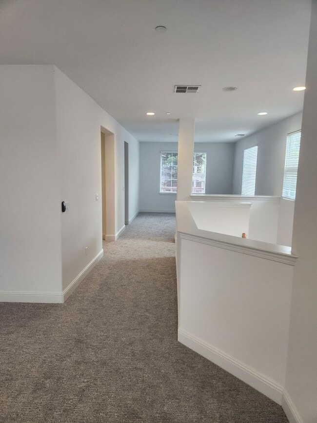 Building Photo - Great Santa Rosa Neighborhood 3 Bedroom, 2.5 Bathrooms