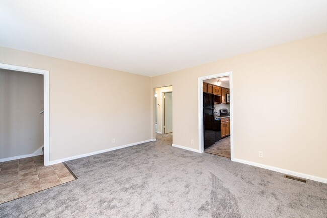 Building Photo - 4 bed 1 bath home for rent