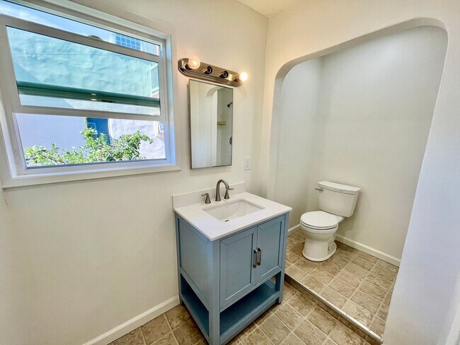 Building Photo - Spacious Studio with Archways, Kitchen Isl...