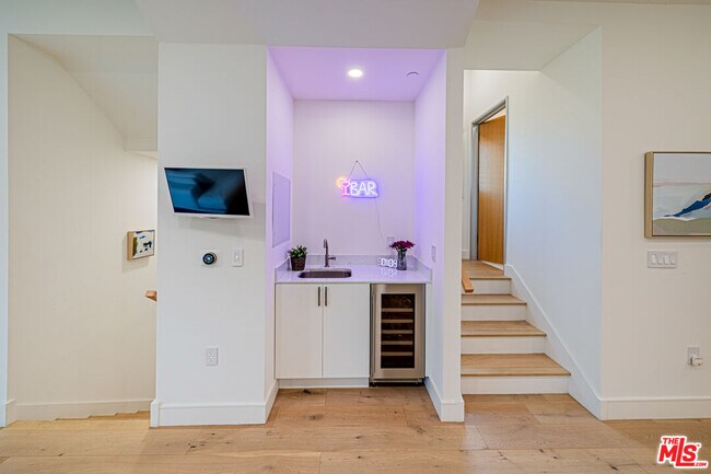 Building Photo - 6142 1/2 Lexington Ave