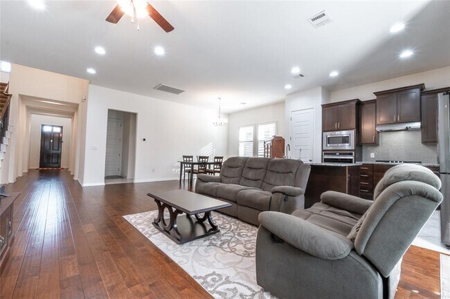 Building Photo - 2913 Zelma Dr