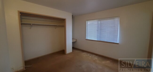 Building Photo - A Comfortable Home awaits the right Tenant!