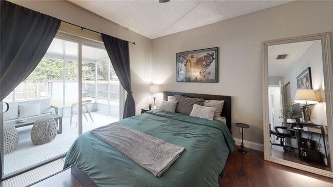Building Photo - Nice 3 bedroom 2 bath with screened-in lan...