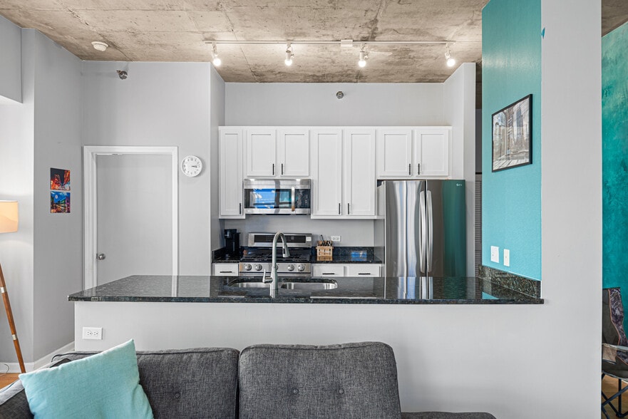 kitchen - 1122 W Catalpa Ave