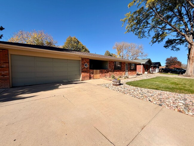 Building Photo - Amazing 3bed/2 bath with finished basement.