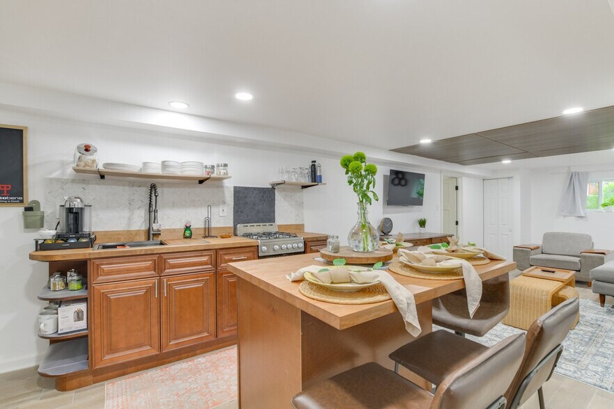 Building Photo - 4642 W Montana St