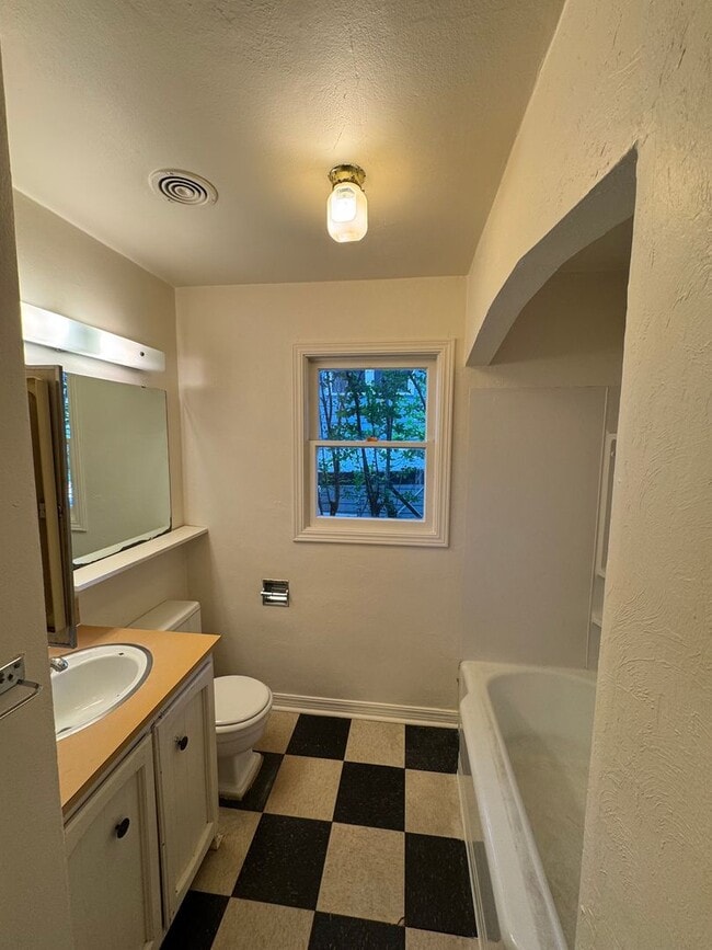 Building Photo - 3 Bedroom House in Southwest Eugene
