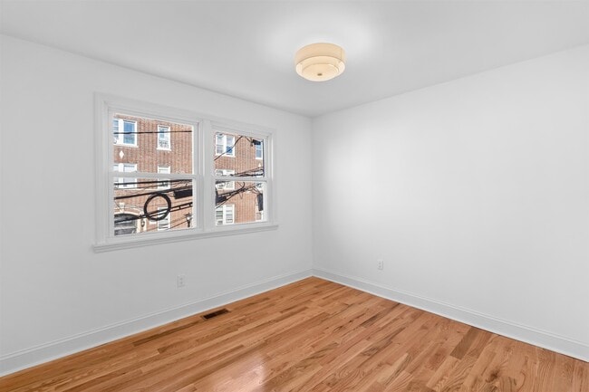 Building Photo - 5 Poplar St
