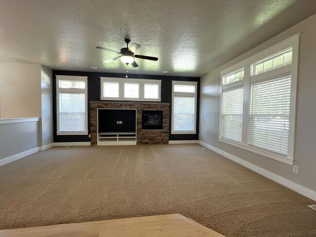 Building Photo - Gorgeous 4 bed 3 bath home in Meridian, ju...