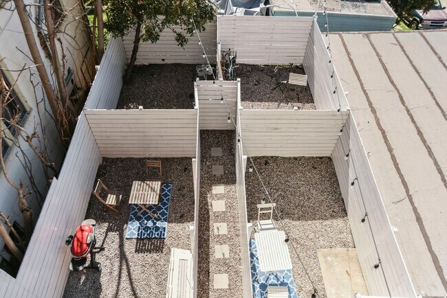 Building Photo - Charming Upper Floor 2 Bed / 1 Bath with Bonus Studio in a Prime Echo Park Location