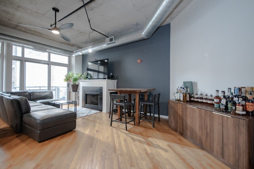Building Photo - 933 W Van Buren St