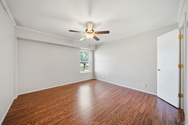 Building Photo - Move-in ready 2-bed, 2-bath condo in the d...