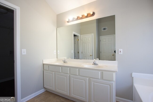 Building Photo - 585 Chapel Walk Ln SE