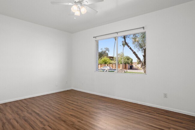 Building Photo - Prime ASU Location 5BR Home with Pool & Garage