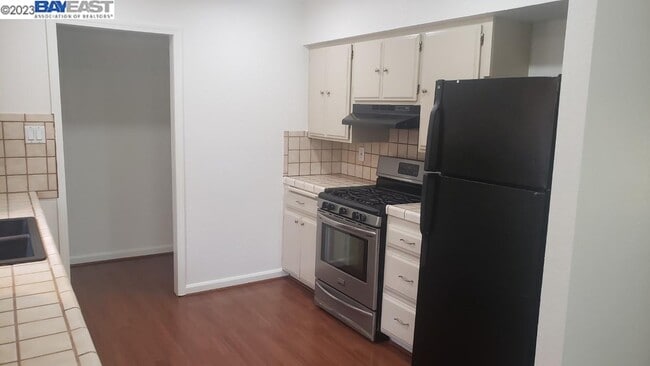 Building Photo - 709 Tamarack Dr