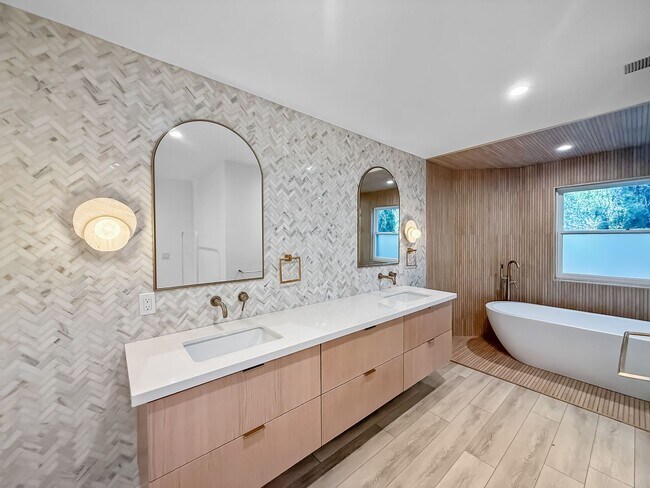 Building Photo - Stunning 4B/3BA House in Gated Community in Carlsbad!