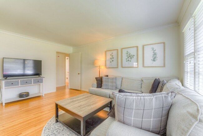 Building Photo - Colonial Acres East Memphis cutie! 3 bedrooms and tons of updates! Appliances included.