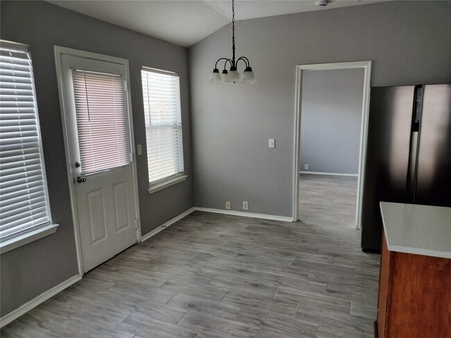 Building Photo - 14930 Sugarhollow Dr